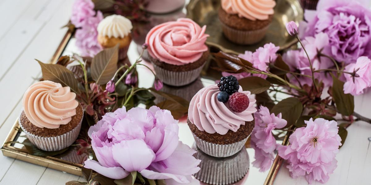 Die Welt der Cupcakes ist unglaublich vielseitig. Möchtest du diese tollen und kreativen Desserts auch deinen Gästen und Liebsten zaubern? 