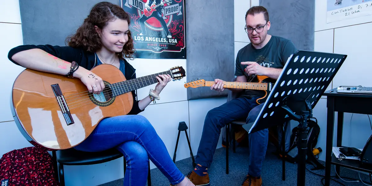 School Of Rock bietet dir Unterricht in allen modernen Musikstilen wie Rock, Pop, Blues, Metal, Jazz und Acoustic.  Mit unserem modernen Unterrichtskonzept wirst du zu deinen musikalischen Zielen geführt.