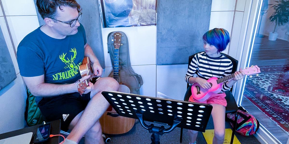 School Of Rock bietet dir Unterricht in allen modernen Musikstilen wie Rock, Pop, Blues, Metal, Jazz und Acoustic.  Mit unserem modernen Unterrichtskonzept wirst du zu deinen musikalischen Zielen geführt.