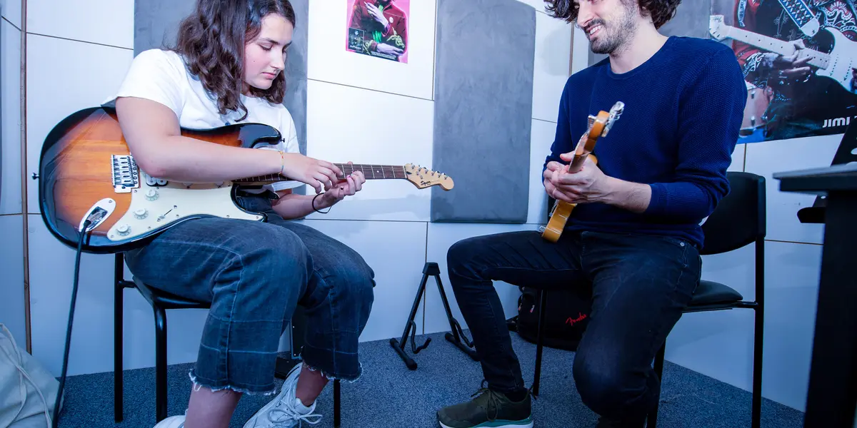 School Of Rock bietet dir Unterricht in allen modernen Musikstilen wie Rock, Pop, Blues, Metal, Jazz und Acoustic.  Mit unserem modernen Unterrichtskonzept wirst du zu deinen musikalischen Zielen geführt.