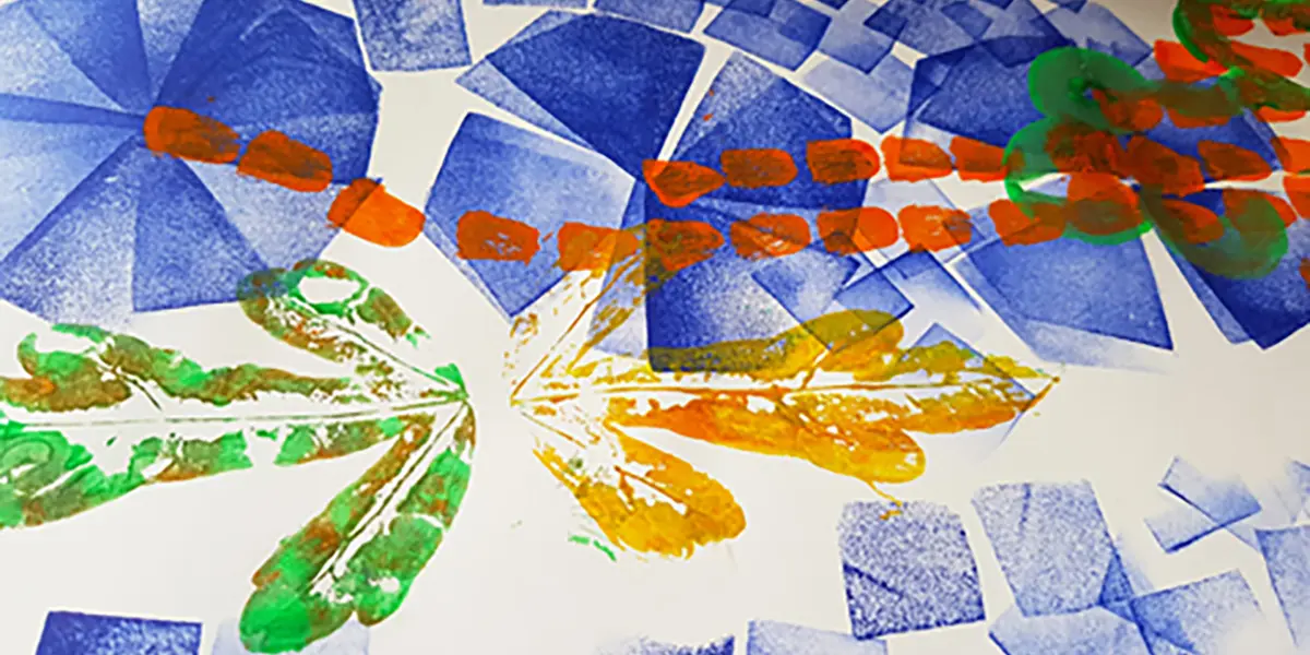 Finde beim Experimentieren mit unterschiedlichen Drucktechniken achtsame Momente im Atelier